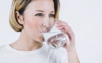 Mujer bebiendo agua. (Foto. Freepik)
