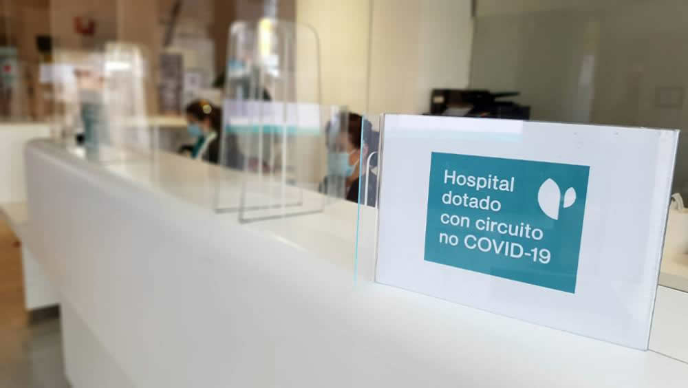 Mostrador de información del Hospital Quirónsalud Marbella