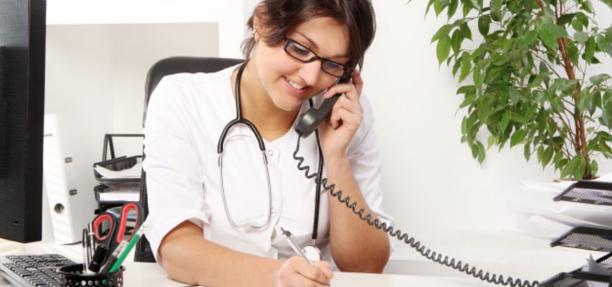 Profesional sanitario realizando atención telefónica a los pacientes (Foto. Freepik)