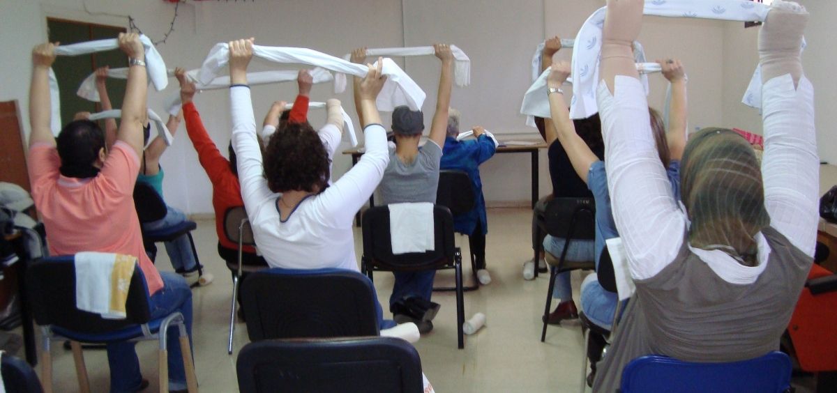 Mujeres con linfedema realizando ejercicios en los cursos impartidos por el Hospital (Foto. ConSalud)