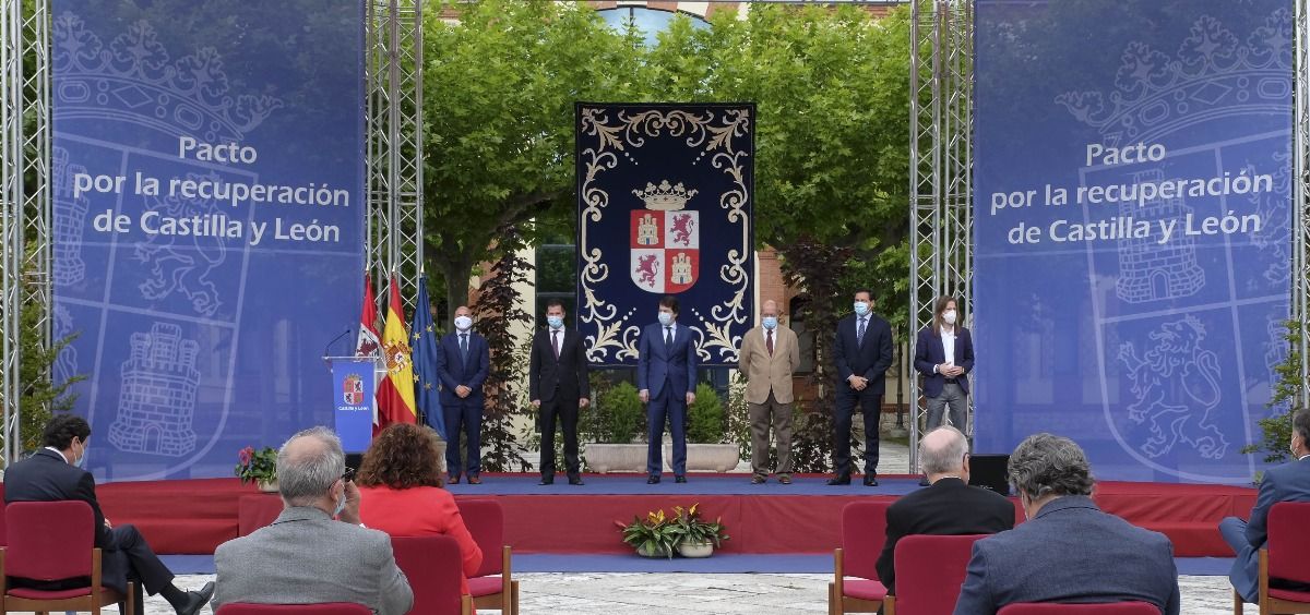 Firma del Pacto por la recuperación de Castilla y León (Foto: Junta de Castilla y León)