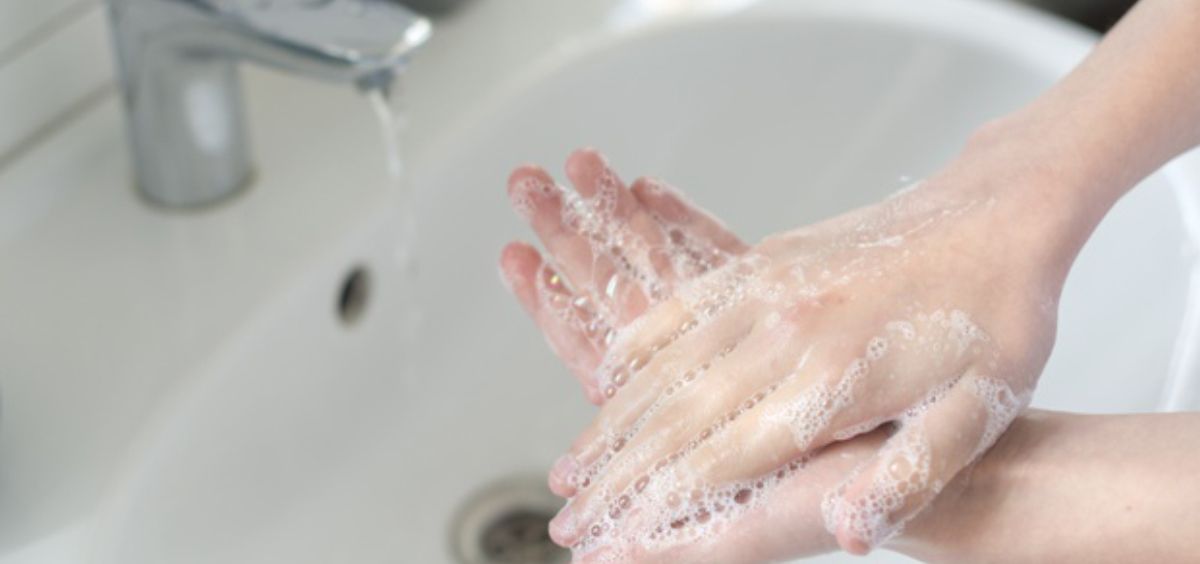 El lavado frecuente de manos con agua y jabón o geles de solución hidroalcohólica es fundamental para evitar contagiarnos (Foto. Freepik)
