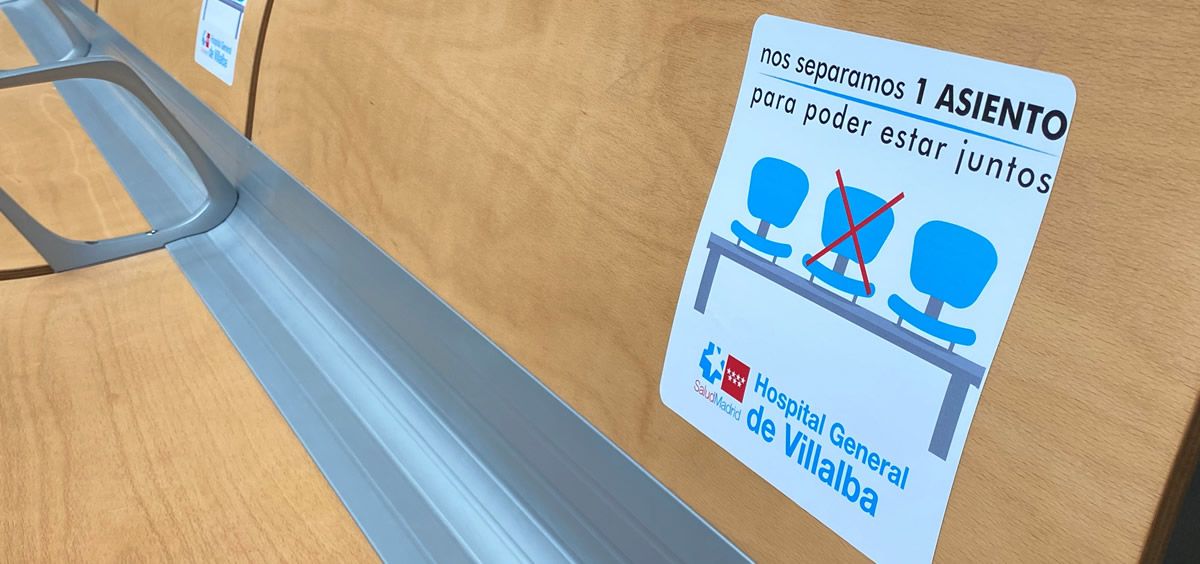 Sala de espera del Hospital General de Villalba con indicaciones para mantener la distancia de seguridad (Foto. Quirónsalud)