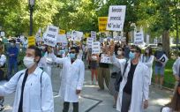 Manifestantes durante la protesta ante el Ministerio de Sanidad. (Foto. CESM)