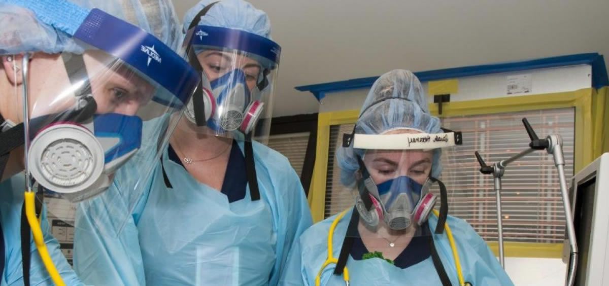 Un equipo de enfermeras utiliza las máscaras elastoméricas (Foto. Red de Salud Allegheny)