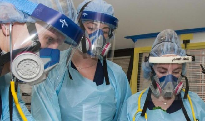 Un equipo de enfermeras utiliza las máscaras elastoméricas (Foto. Red de Salud Allegheny)