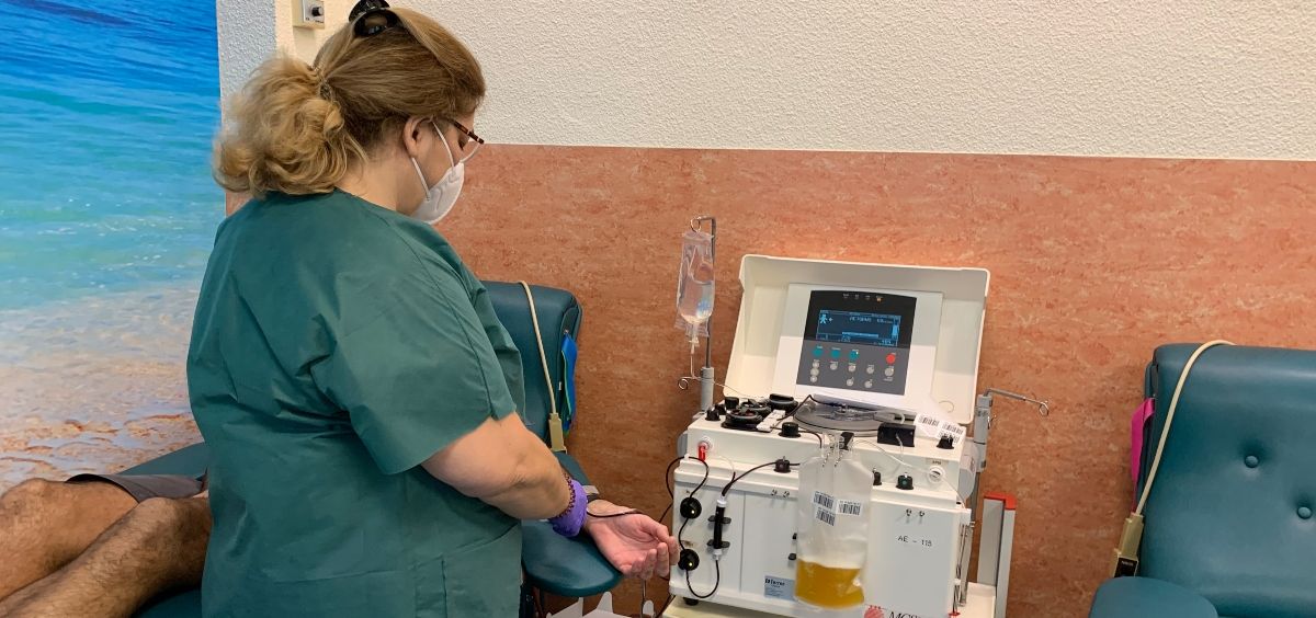 Profesional del Regional de Málaga administrando plasma a un paciente con Covid (Foto. ConSalud)