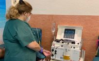 Profesional del Regional de Málaga administrando plasma a un paciente con Covid (Foto. ConSalud)