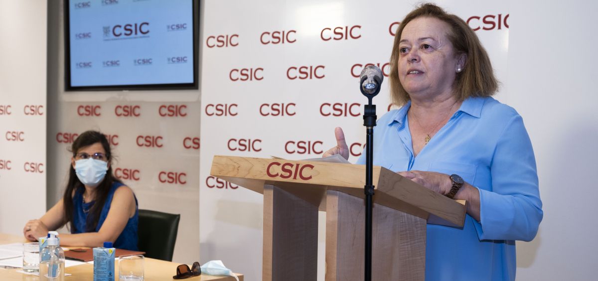 La presidenta del CSIC, Rosa Menéndez y Mar Valés, investigadora del CNB-CSIC, durante la presentación del nuevo test (Foto. CSIC)