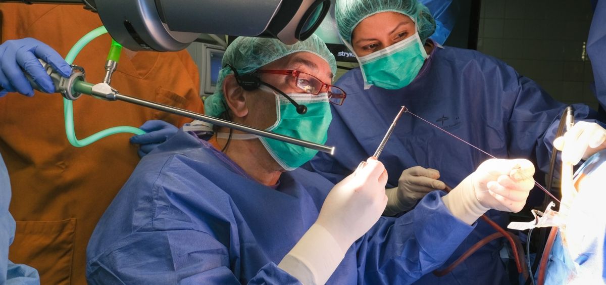 Dr. Sebastiano Biondo junto a su equipo realizando una cirugía de cáncer de recto bajo mediante la técnica Turnbull Cutait (Foto. ConSalud)