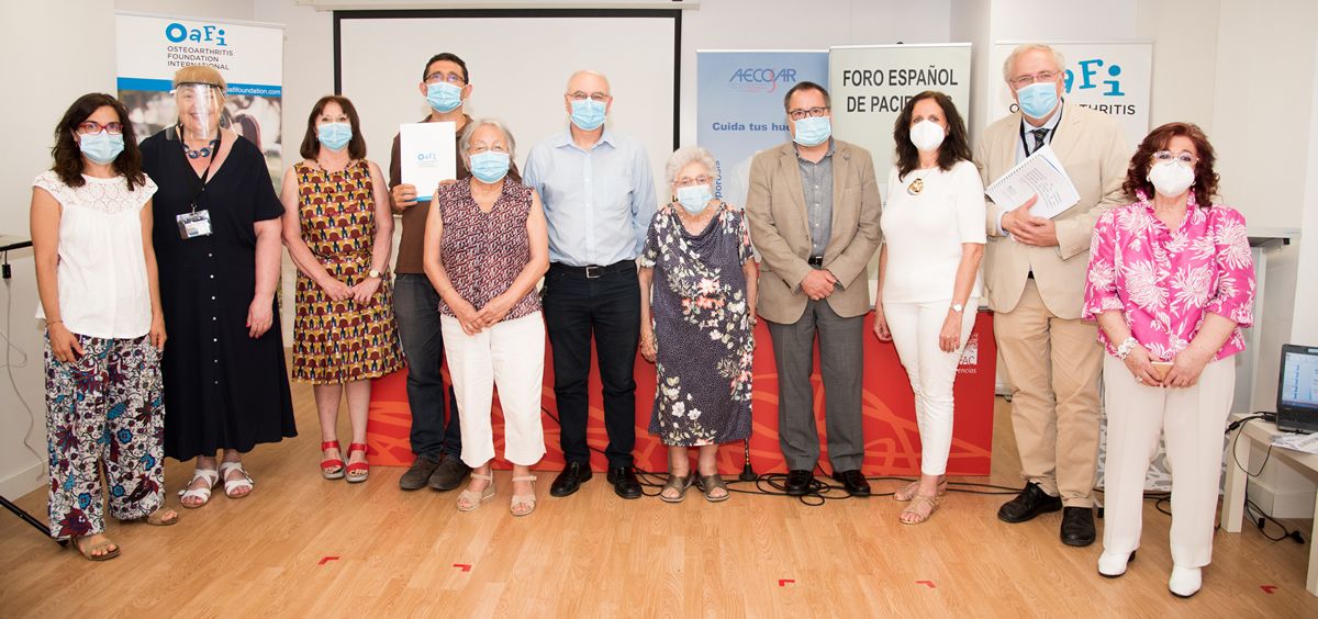 Profesionales y pacientes que han denunciado este jueves la desfinanciación de los SYSADOA (Foto: Miguel Ángel Escobar - ConSalud.es)