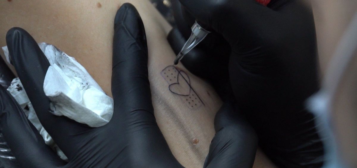 Tatuaje para homenajear la lucha contra el coronavirus (Foto. Europa Press)