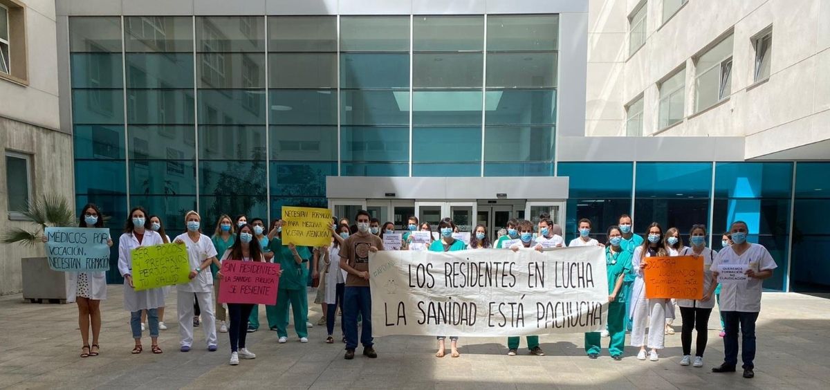 Residentes sanitarios riojanos concentrados junto al San Pedro (Foto. EP)