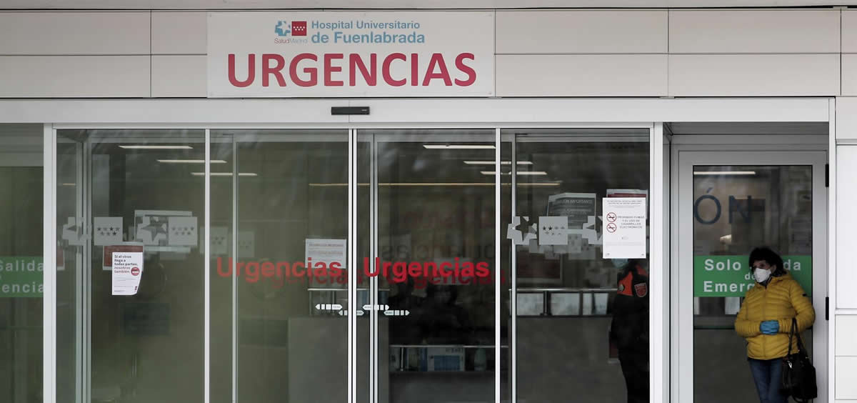 Una mujer protegida con guantes y mascarilla en la entrada de Urgencias del Hospital de Fuenlabrada (Foto. Eduardo Parra - Europa Press)