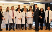 La Dra. Barba junto al resto del equipo directivo del Hurjc, al recoger el certificado de la EFQM (Fotografía realizada antes de la pandemia) (Foto. ConSalud)