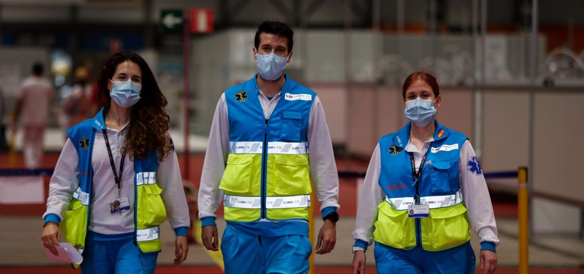 Psicólogos sanitarios especializados en pandemia trabajan en el hospital provisional de Ifema. (Foto. Jesús Hellín - Europa Press)