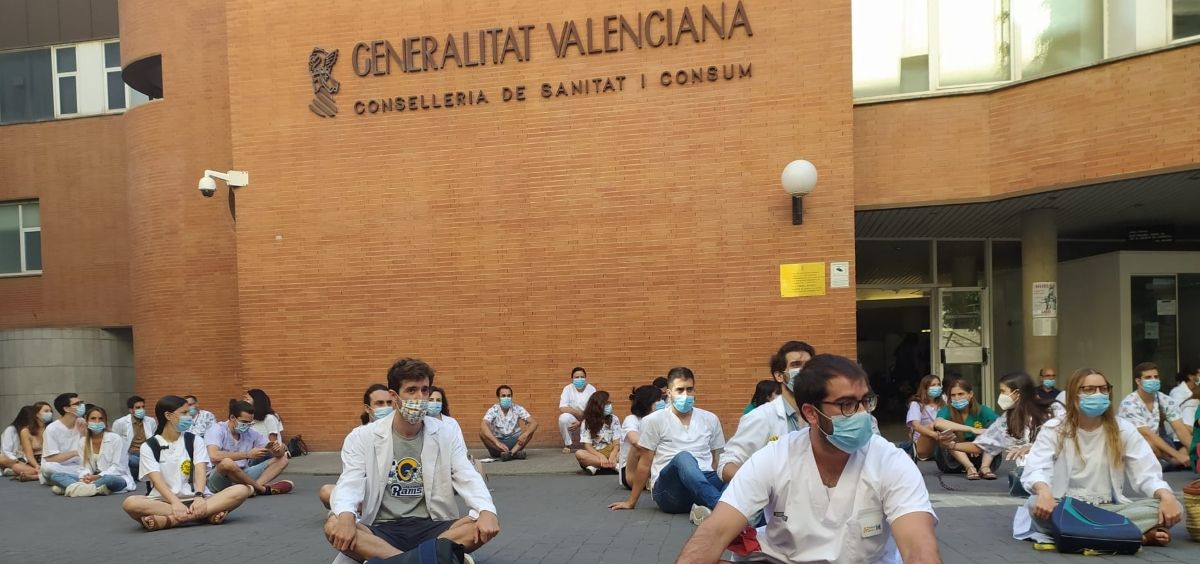 Protesta de los MIR ante la sede de la Consejería de Sanidad de la Comunidad Valenciana. (Foto. @HuelgaMIRCV)