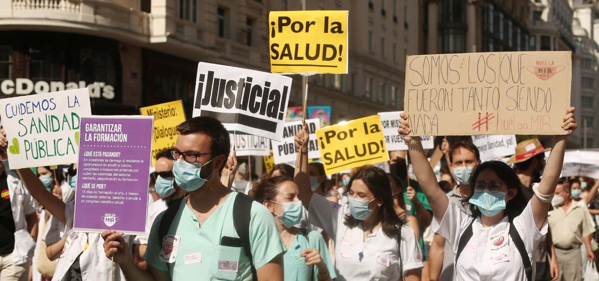 Participantes portan pancartas reivindicativas en una manifestación de los MIR. (Foto. Eduardo Parra / Europa Press)