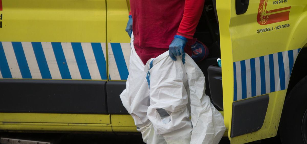 Un miembro de ambulancias se coloca el traje EPI (Foto. Joaquin Corchero / Europa Press)