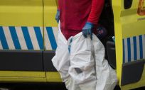 Un miembro de ambulancias se coloca el traje EPI (Foto. Joaquin Corchero / Europa Press)