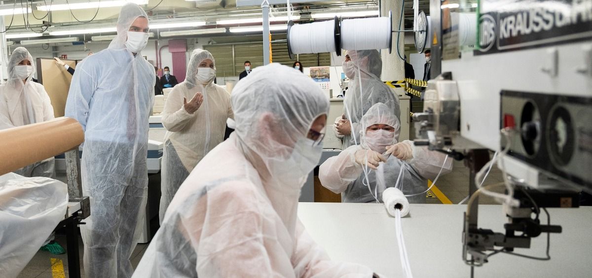Pedro Sánchez visita un taller de confección dedicado a la fábrica de mascarillas durante la pandemia (Foto: La Moncloa)