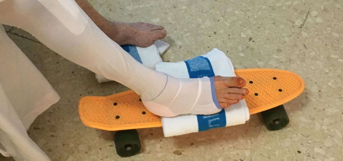 El Hospital de Bellvitge trata a los pacientes con prótesis de rodilla con un monopatín. (Foto. EP)