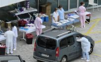 Personal sanitario del Hospital de Eibar realiza test PCR a conductores de vehículos en el parking del centro, en Eibar, Guipúzcoa, País Vasco (España), a 17 de julio de 2020 (Foto: Javi Colmenero - Europa Press)