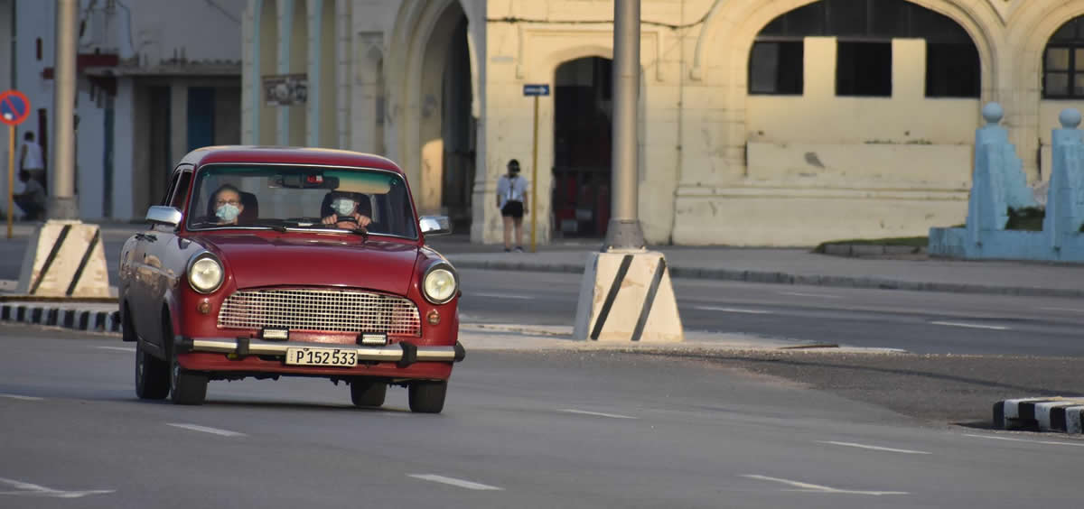 Personas con mascarillas en un coche por las calles de La Habana (Foto: ZHU WANJUN - XINHUA NEWS - CONTACTOPHOTO)