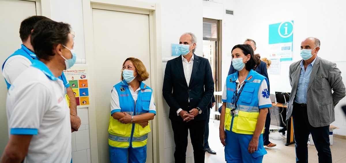 Enrique Ruiz Escudero, durante visita al dispositivo sanitario en el distrito madrileño de Villaverde. (Foto. Comunidad de Madrid)