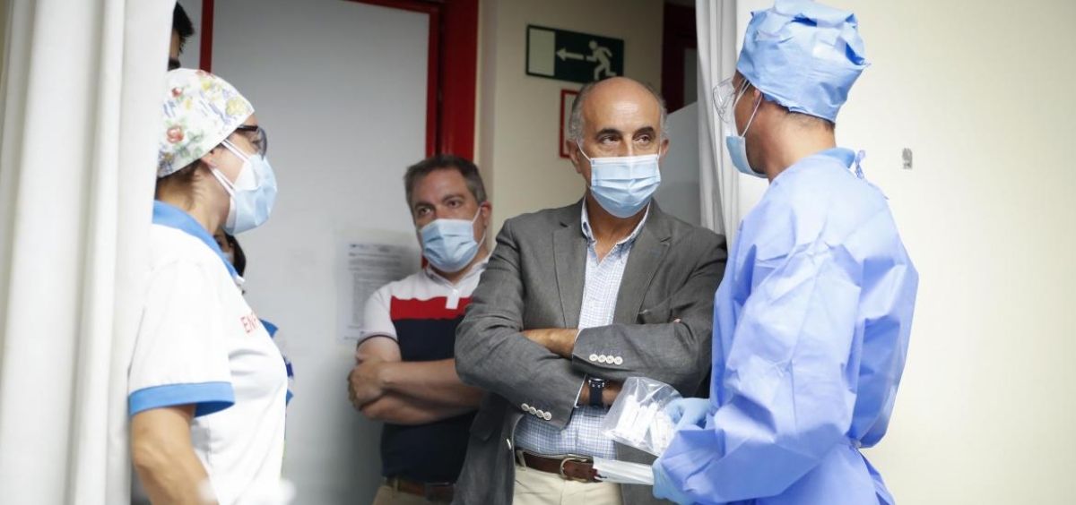 Antonio Zapatero en su visita al dispositivo de la Comunidad de Madrid con pruebas PCR (Foto. Comunidad de Madrid)