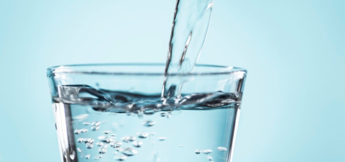Beber una mayor cantidad de agua ayuda a evitar el cólico nefrítico (Foto. Freepik)