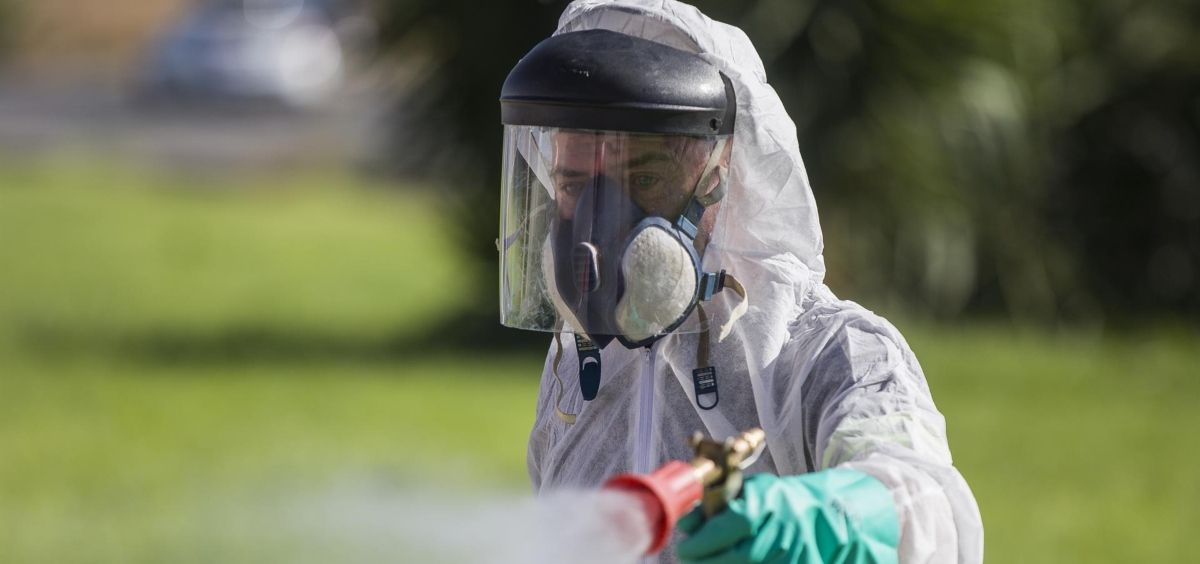 Un trabajador durante las labores de fumigación contra los mosquitos (Foto.María José López   EP)