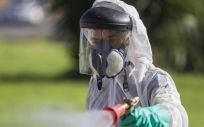 Un trabajador durante las labores de fumigación contra los mosquitos (Foto.María José López EP)