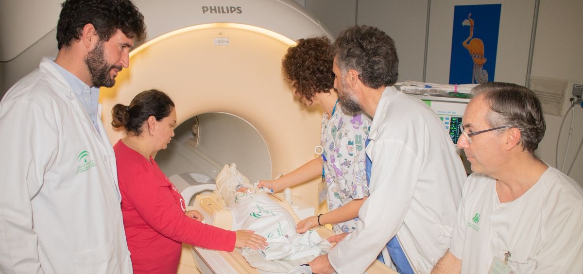 Profesionales del Hospital Infantil realizando una resonancia magnética cerebral neonatal (Foto. Junta de Andalucía)