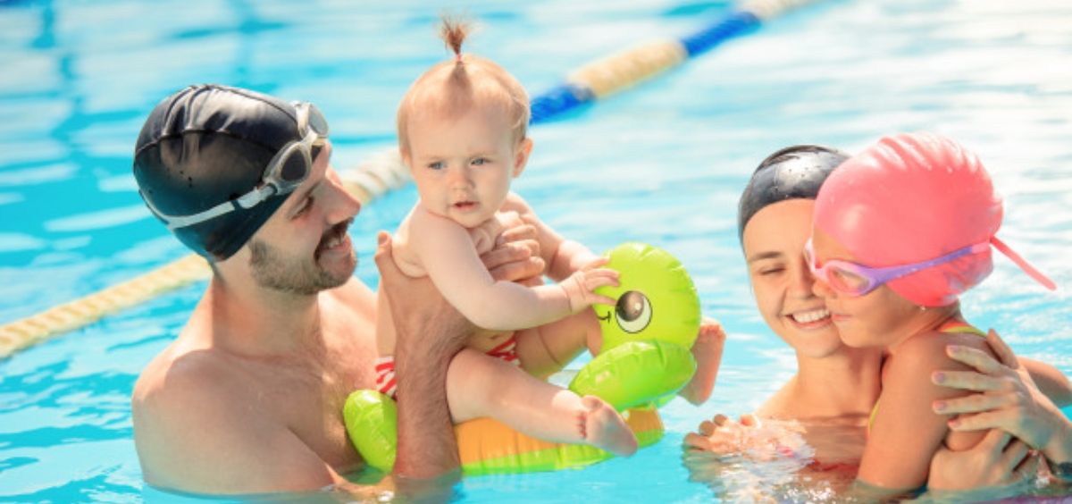 A partir de los 6 meses, se recomienda que los pequeños realicen matronatación o natación para bebés (Foto. Freepik)