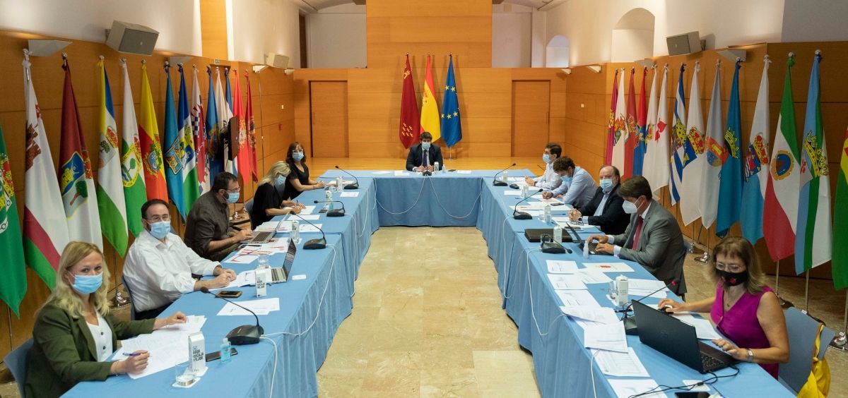 El jefe del Ejecutivo regional, Fernando López Miras, ha presidido en el Palacio de San Esteban la reunión del Comité de Seguimiento Covid 19 (Foto. Gobierno de Murcia)