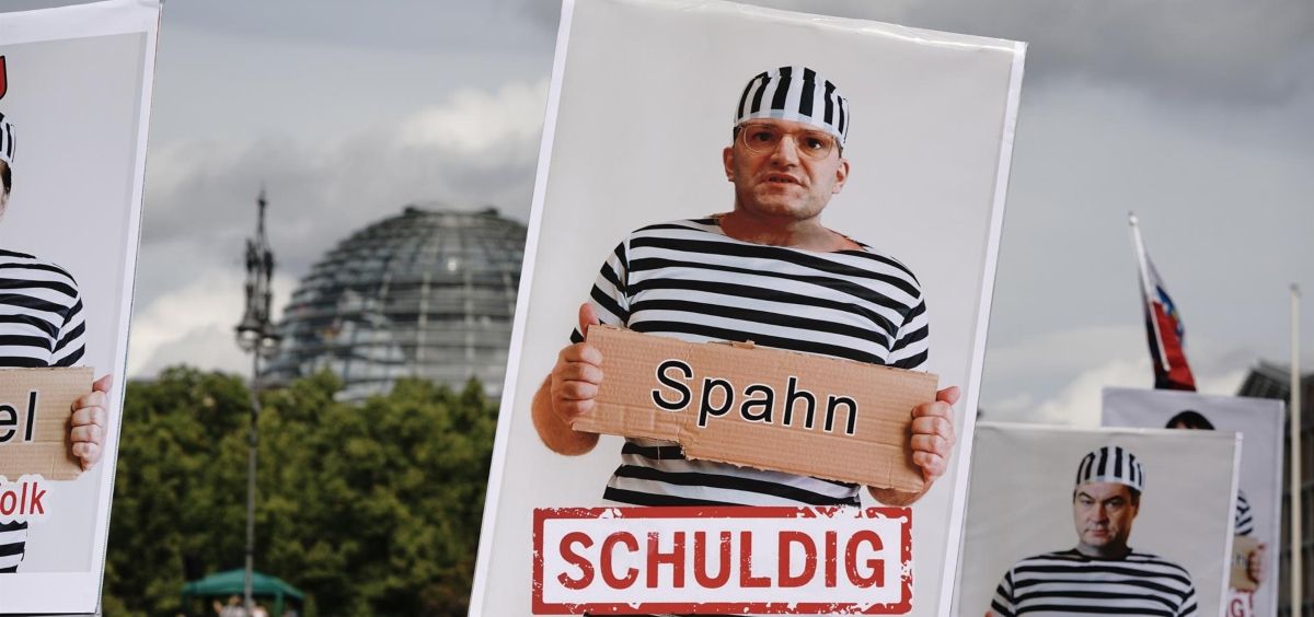 Fotografía del ministro de Sanidad alemán, Jens Spahn, durante una manifestación negacionista en Berlín  (Foto. Michael Kappelerdpa  EP)