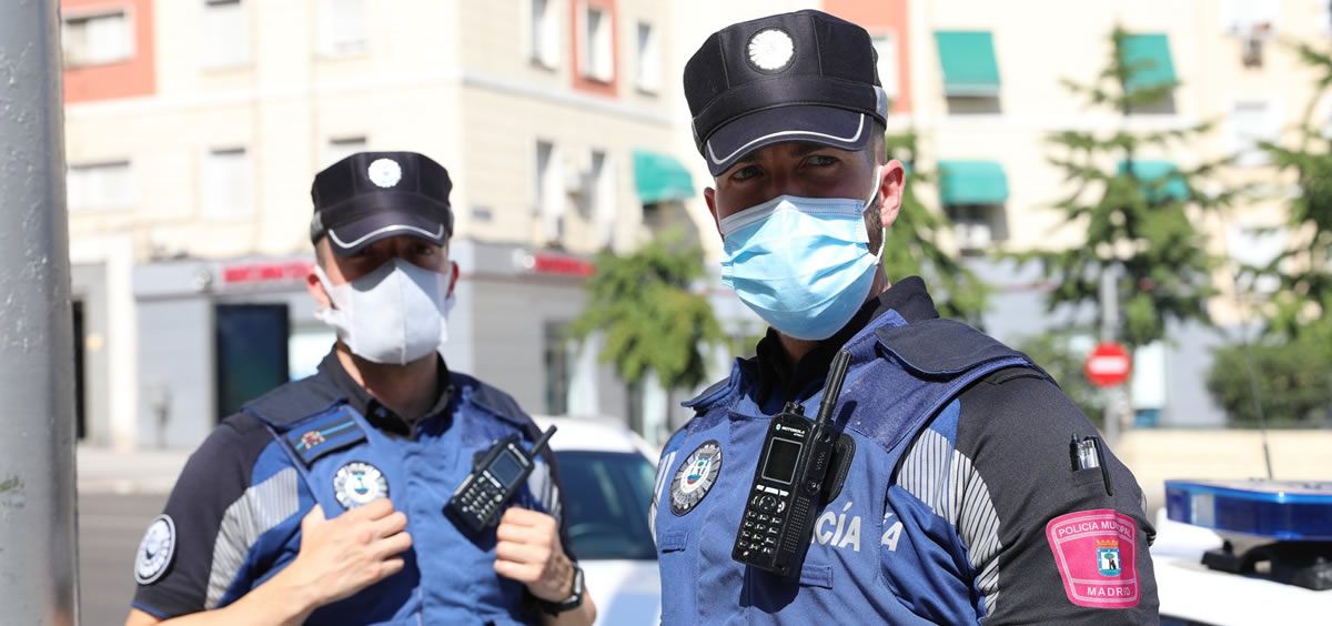 Dos agentes municipales de Madrid, protegidos con mascarillas (Foto: @policiademadrid)