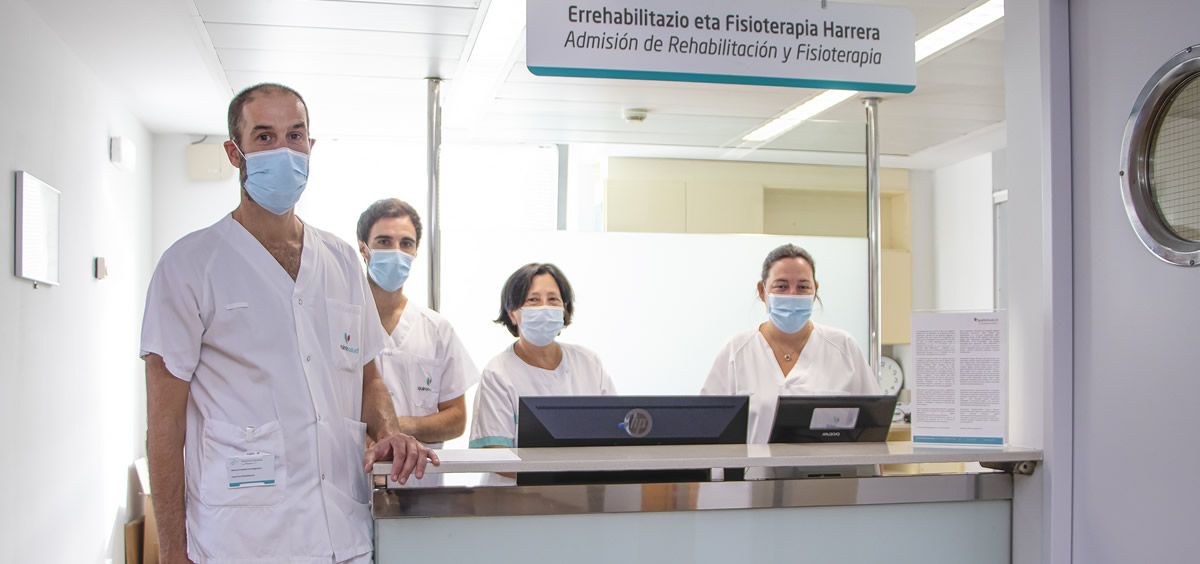 El fisioterapeuta, Haritza Cristóbal, junto a su equipo en el nuevo Servicio de Rehabilitación y Fisioterapia en el Hospital de Día Quirónsalud Donostia (Foto. ConSalud)