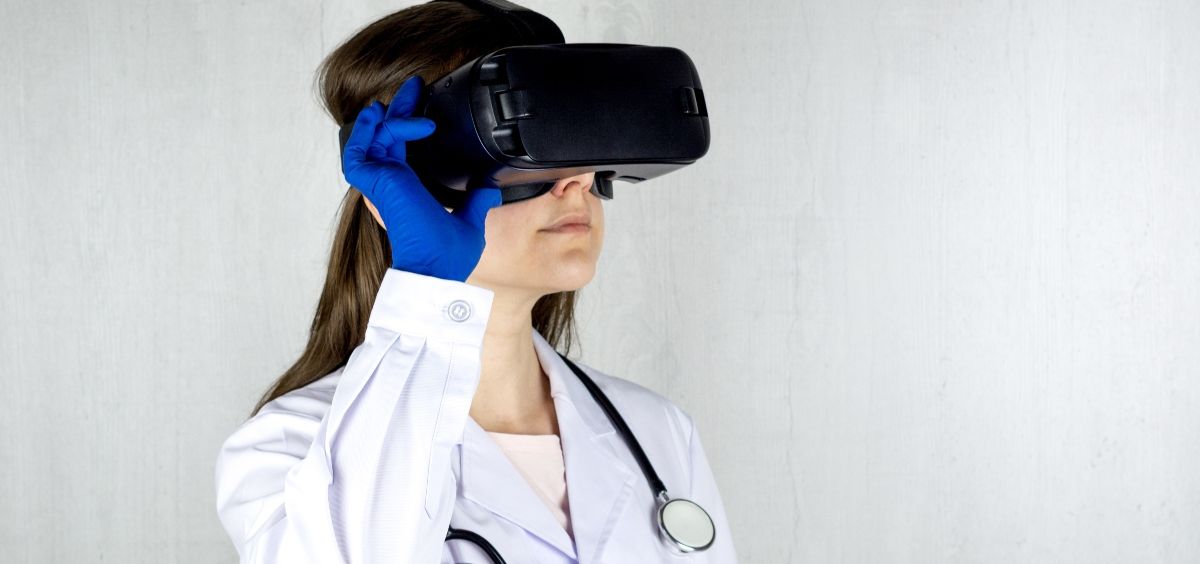 Profesional sanitario con gafas de realidad virtual. (Foto. Unsplash)