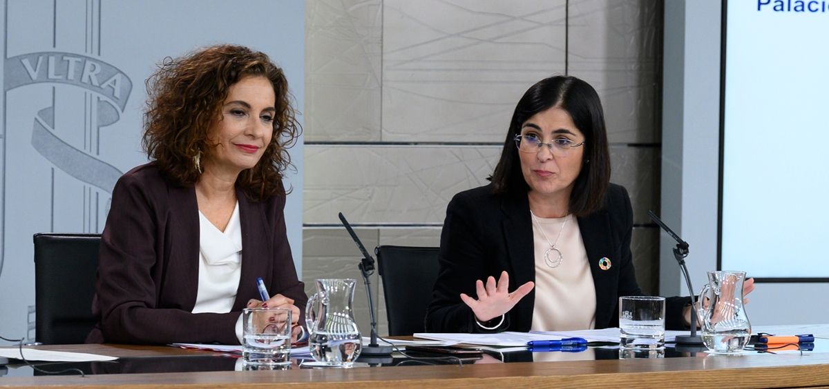 La ministra de Hacienda y Función Pública, María Jesús Montero, y la ministra de Sanidad, Carolina Darias (Foto: Pool Moncloa / Borja Puig de la Bellacasa)