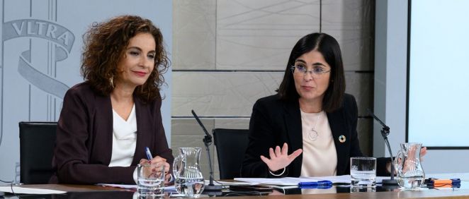 La ministra de Hacienda y Función Pública, María Jesús Montero, y la ministra de Sanidad, Carolina Darias (Foto: Pool Moncloa / Borja Puig de la Bellacasa)