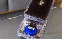 El cartucho CovidNudge circular azul dentro del analizador NudgeBox, prueba del coronavirus en 90 minutos (Foto. EP)