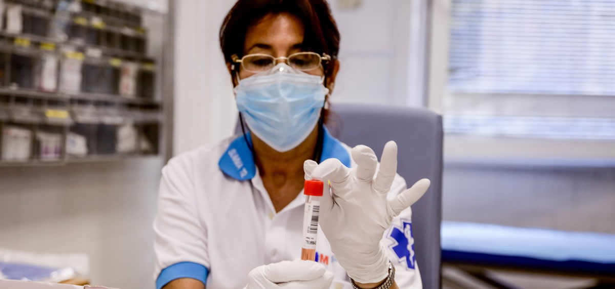 Una trabajadora del SUMMA 112 sostiene una de las probetas utilizadas para la realización de PCR (Foto: Ricardo Rubio - Europa Press)