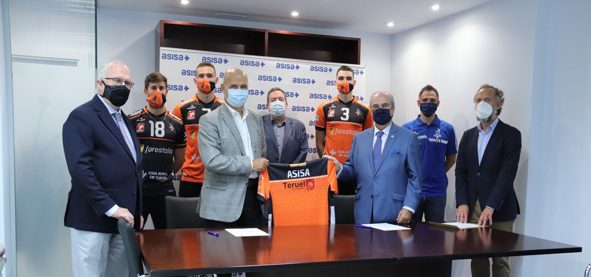 El presidente del AD Club Voleibol Teruel, Carlos E. Ranera, y el consejero de ASISA Lavinia y delegado provincial en Teruel, Javier Gómez Ferrer Sapiña, tras la firma del acuerdo.