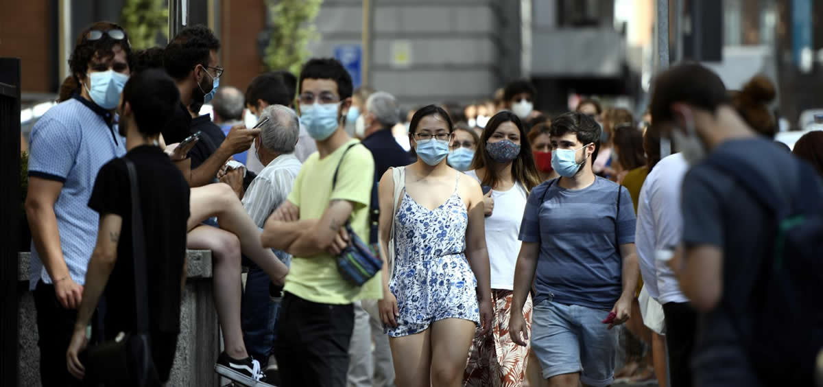 Varias personas caminan con mascarilla por una calle del centro de Madrid (Foto: Óscar Cañas - Europa Press)