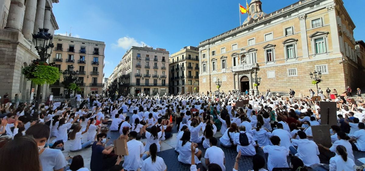 Los MIR manifestándose en Barcelona frente al Palau de la Generalitat. (Foto. MC)