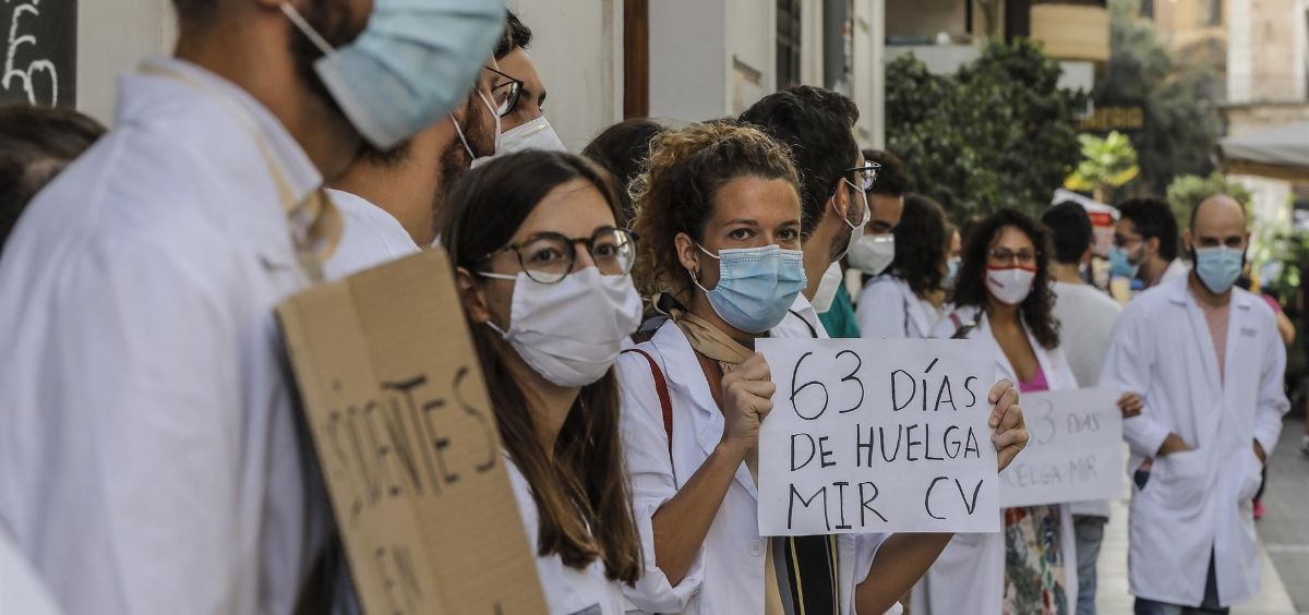 Protestas de trabajadores del Hospital de Torrevieja (Alicante) y Médicos Internos Residentes (MIR). (Foto. Rober Solsona - Europa Press)