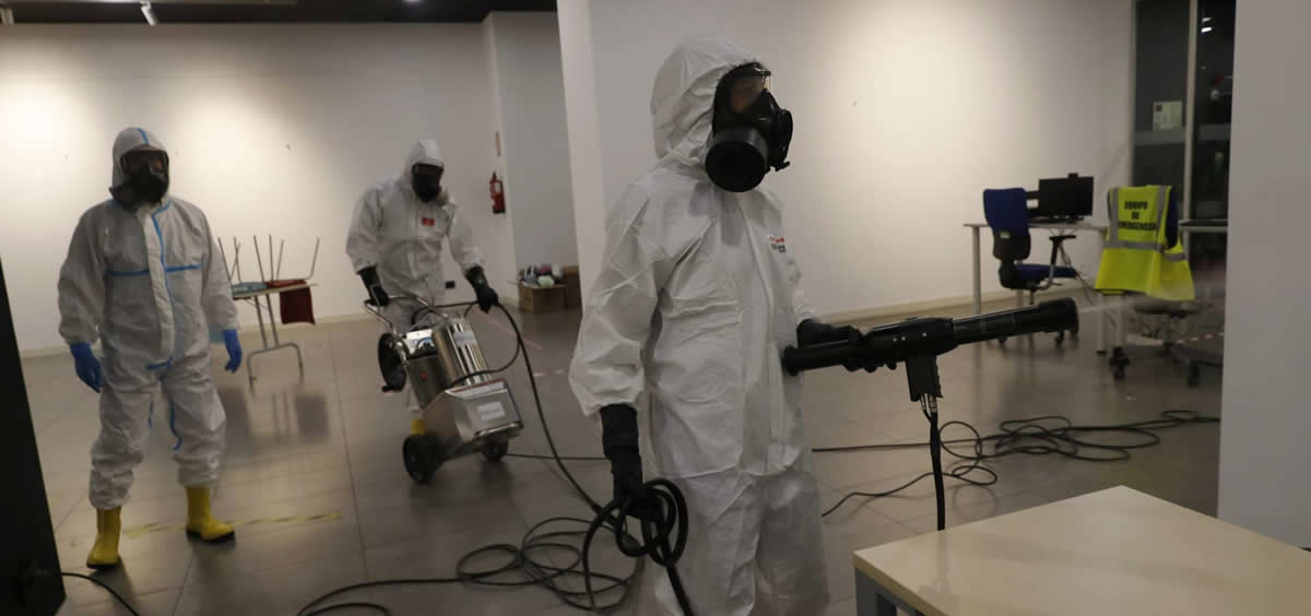 La UME inicia las tareas de desinfección en el centro cultural 'Lope de Vega' (Madrid) donde se han realizado test de antígenos (Foto: @Defensagob)