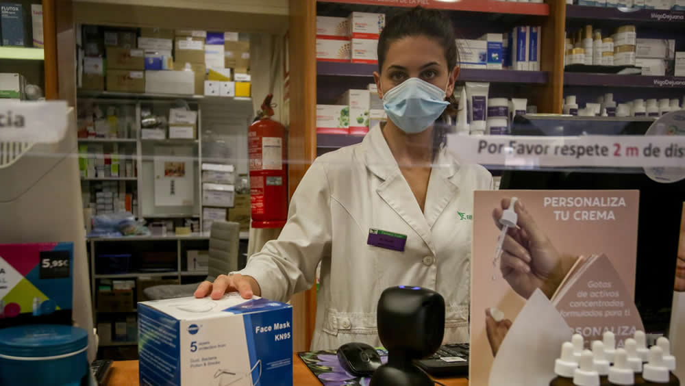 Una farmacéutica trabaja en el mostrador el mismo día en el que comenzaron las entregas de mascarillas modelo KN95 en la Comunidad de Madrid (Foto: Ricardo Rubio - Europa Press)